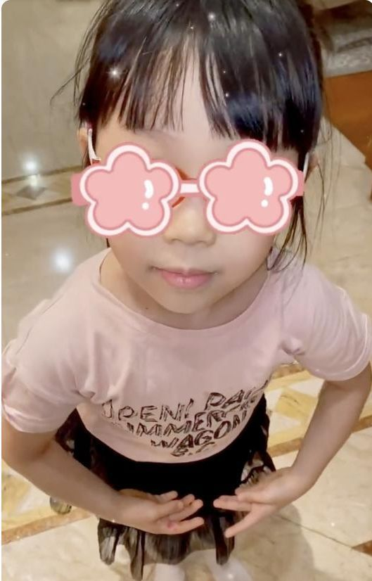 秦昊带女儿跳舞，5岁小米粒长相曝光，戴着眼镜呆萌可爱(图6)