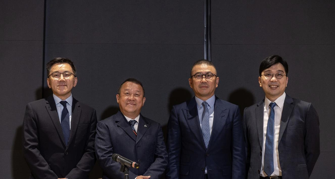 曾志伟重返TVB连升三级，荣升行政委员会成员，与高层同框站中间(图3)