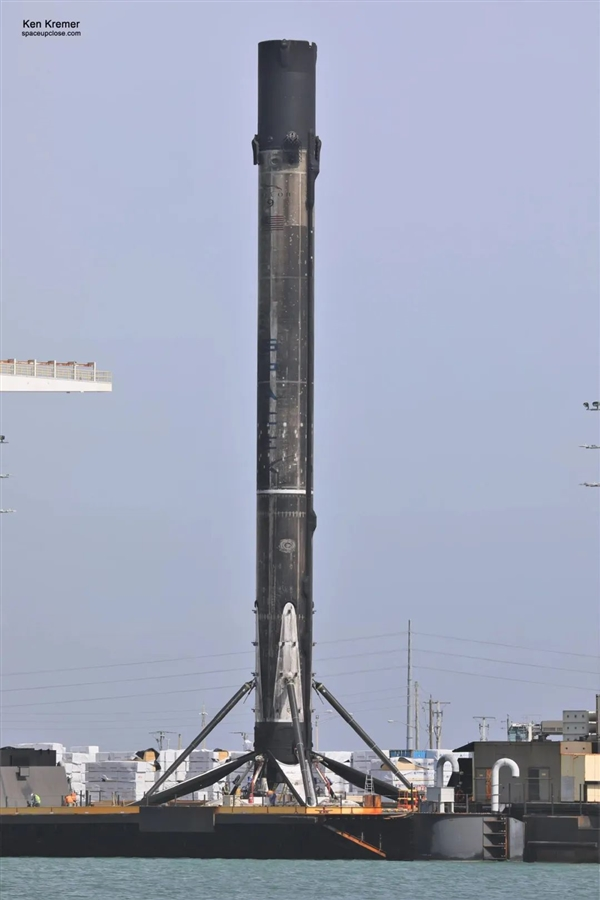 全球第一枚13手猎鹰9号火箭：竖起来！