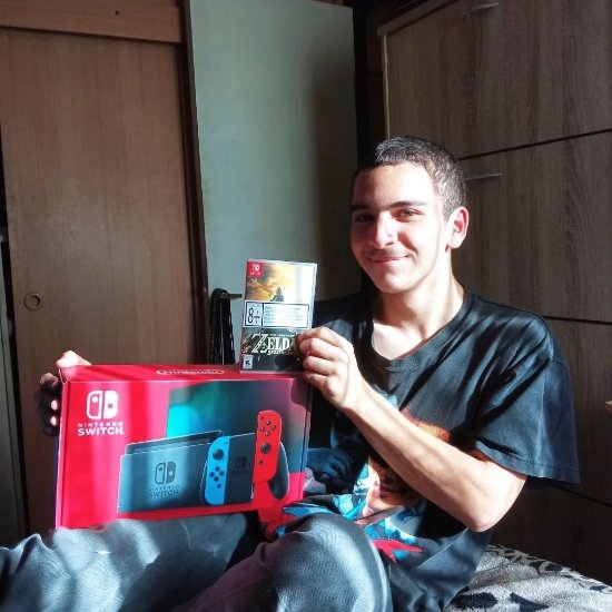 耗时9个月！智利男孩捡990斤易拉罐买Switch和《塞尔达传说：荒野之息》