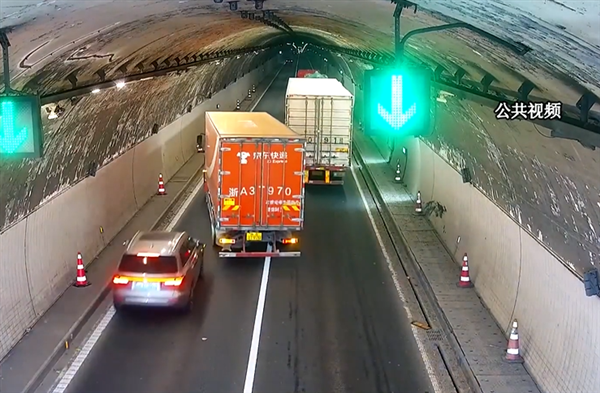 货车隧道内实线变道 理想ONE躲闪不及碰撞后“飞檐走壁”