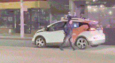 美国一辆无人汽车被截停后居然“逃逸” 公司回应