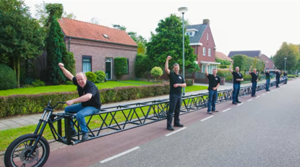 世界最长42米自行车问世：20多人一块骑 团建专用？