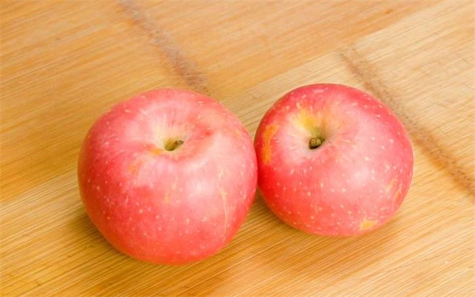 苹果别直接吃，加点面粉，教你秘制新吃法，一出锅比吃肉还香