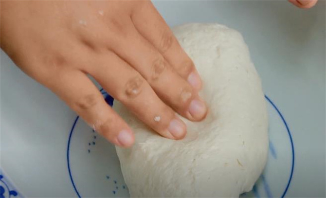 家常发面饼新做法，到锅个个起大泡，暄软又蓬松，比面包还好吃(图2)