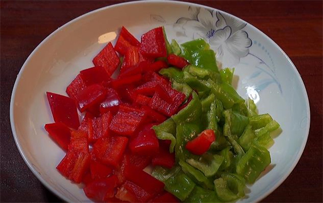 茄子切成丁这样做，实在太好吃了，我家一周吃5次，营养又下饭(图4)