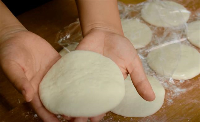 家常发面饼新做法，到锅个个起大泡，暄软又蓬松，比面包还好吃(图5)