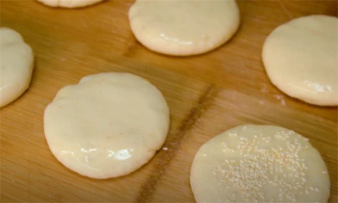 教你在家做油酥烧饼，个个起酥又多层，不用电饼铛也能做，真香(图6)