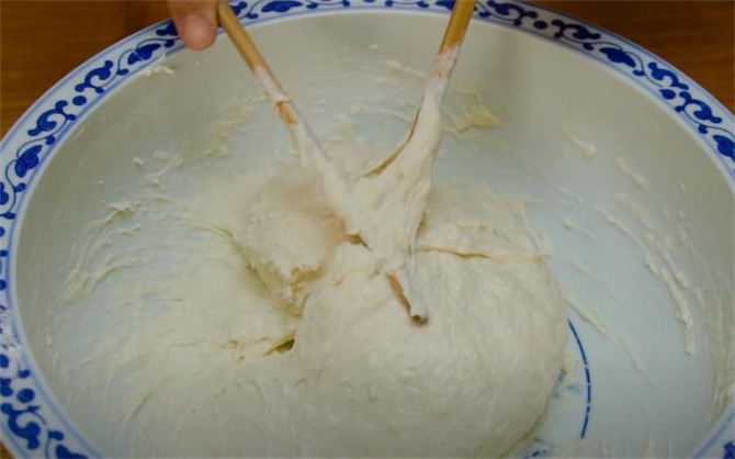 不揉面就能烙饼，用筷子简单一搅，个个蓬松柔软，凉了也不发硬(图2)