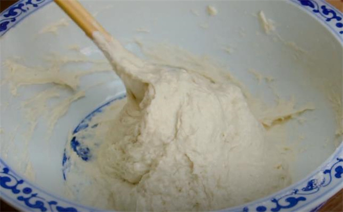 一碗面粉加一把葱花，不用揉面，简单一搅，做出的饼比面包还松软(图2)