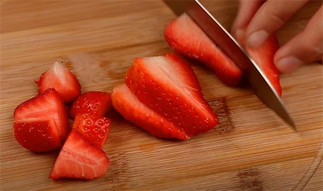 草莓不要只用清水洗，等于吃虫卵和灰尘，教你一招，脏东西全跑光(图4)