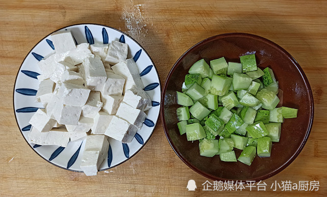一道用豆腐和黄瓜制作的凉拌菜，入口鲜嫩爽口，特别开胃下饭(图4)