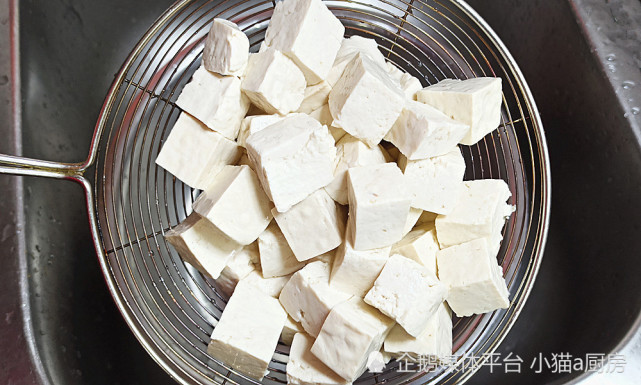 一道用豆腐和黄瓜制作的凉拌菜，入口鲜嫩爽口，特别开胃下饭(图7)