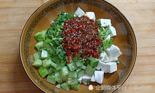 一道用豆腐和黄瓜制作的凉拌菜，入口鲜嫩爽口，特别开胃下饭(图10)