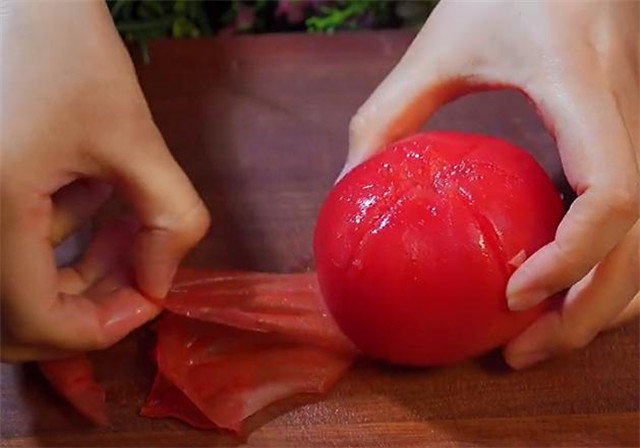 西红柿不要再炒鸡蛋，教你一个新吃法，营养又解馋，太香了(图2)