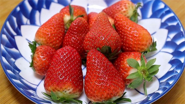 夏天想吃草莓，切记别直接用清水洗，教你一招，脏东西全跑光(图1)