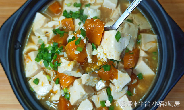 “南瓜烧豆腐”做法简单，味道鲜美，清淡开胃的菜肴，吃起来爽口(图1)