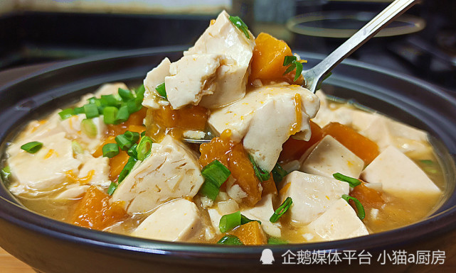 “南瓜烧豆腐”做法简单，味道鲜美，清淡开胃的菜肴，吃起来爽口(图2)