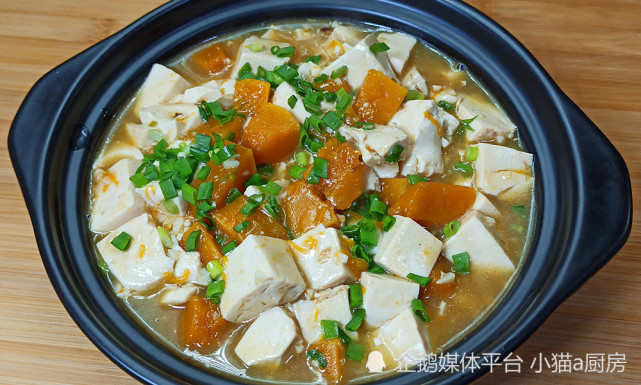 “南瓜烧豆腐”做法简单，味道鲜美，清淡开胃的菜肴，吃起来爽口(图3)