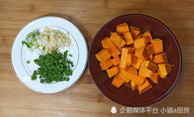 “南瓜烧豆腐”做法简单，味道鲜美，清淡开胃的菜肴，吃起来爽口(图4)