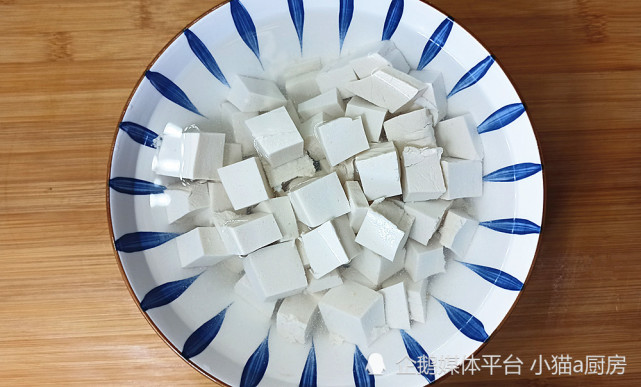 “南瓜烧豆腐”做法简单，味道鲜美，清淡开胃的菜肴，吃起来爽口(图5)