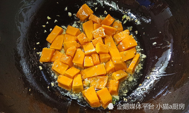 “南瓜烧豆腐”做法简单，味道鲜美，清淡开胃的菜肴，吃起来爽口(图7)