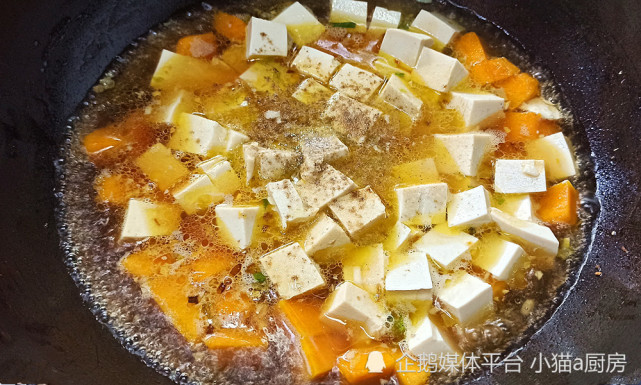 “南瓜烧豆腐”做法简单，味道鲜美，清淡开胃的菜肴，吃起来爽口(图8)