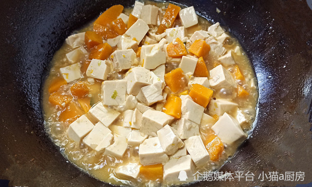 “南瓜烧豆腐”做法简单，味道鲜美，清淡开胃的菜肴，吃起来爽口(图9)