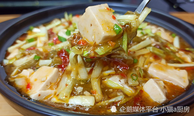 豆腐和韭黄，泡酸菜一起做的烧菜，好吃、好看还开胃(图2)
