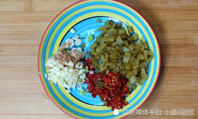 豆腐和韭黄，泡酸菜一起做的烧菜，好吃、好看还开胃(图6)