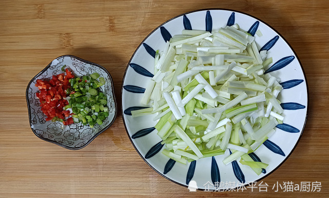 豆腐和韭黄，泡酸菜一起做的烧菜，好吃、好看还开胃(图5)