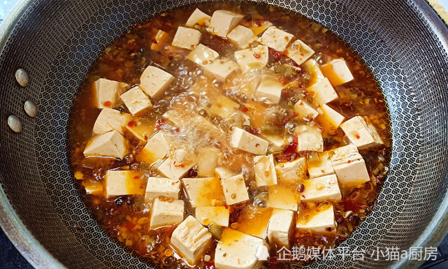 豆腐和韭黄，泡酸菜一起做的烧菜，好吃、好看还开胃(图9)
