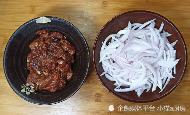 老家农村爱吃的一道炒菜，洋葱泡辣椒炒肉，特别开胃下饭(图4)
