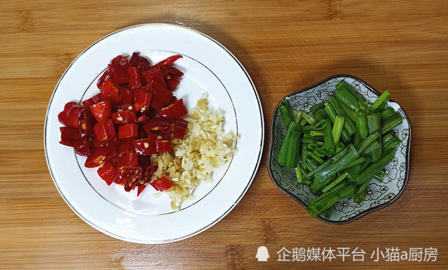 老家农村爱吃的一道炒菜，洋葱泡辣椒炒肉，特别开胃下饭(图5)