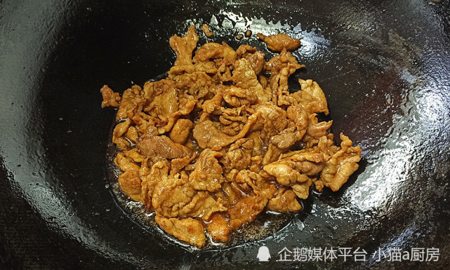 老家农村爱吃的一道炒菜，洋葱泡辣椒炒肉，特别开胃下饭(图6)