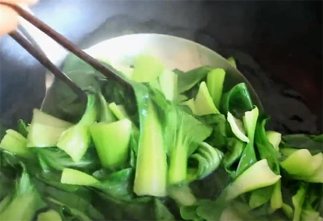 青菜好吃有窍门，按这个方法做，颜色翠绿不出水，越吃越想吃(图4)