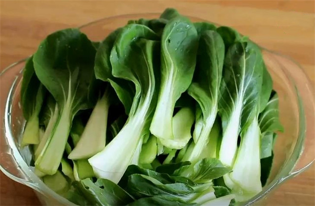 青菜好吃有窍门，按这个方法做，颜色翠绿不出水，越吃越想吃(图2)