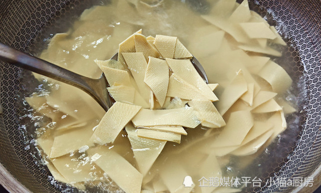 尖椒干豆腐这样做，香气浓郁，特别开胃下饭，做出滑嫩又好吃(图7)
