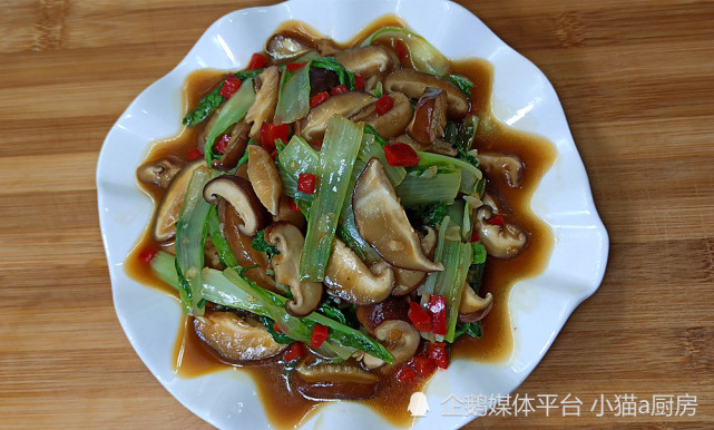 小白菜炒香菇，这是一道清淡爽口，特别解腻的下饭菜，好吃不腻(图2)