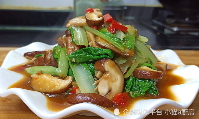 小白菜炒香菇，这是一道清淡爽口，特别解腻的下饭菜，好吃不腻(图3)