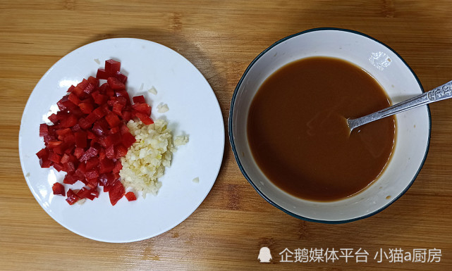 小白菜炒香菇，这是一道清淡爽口，特别解腻的下饭菜，好吃不腻(图5)