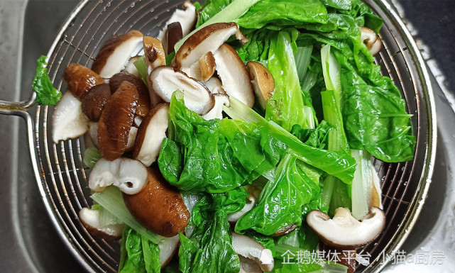 小白菜炒香菇，这是一道清淡爽口，特别解腻的下饭菜，好吃不腻(图7)