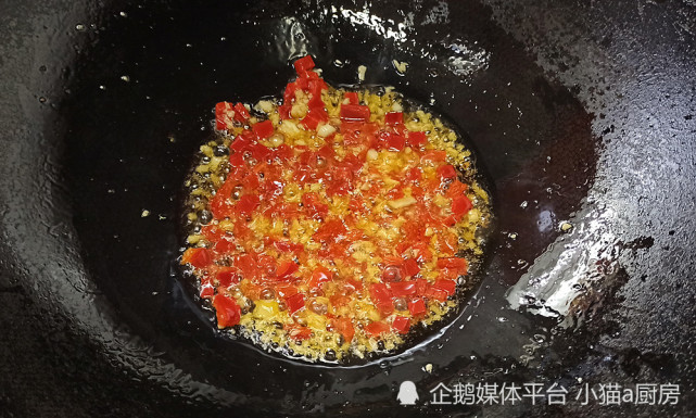 小白菜炒香菇，这是一道清淡爽口，特别解腻的下饭菜，好吃不腻(图8)