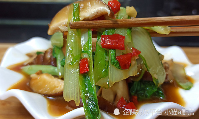 小白菜炒香菇，这是一道清淡爽口，特别解腻的下饭菜，好吃不腻(图11)