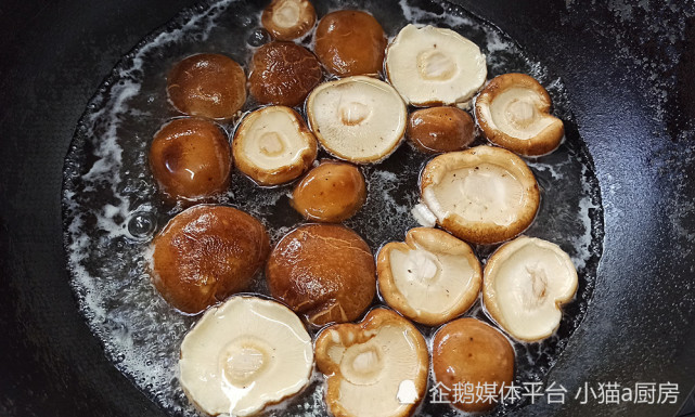 “家常烧香菇”，口感滑嫩，咸香味美，是一道不错的下饭菜(图5)