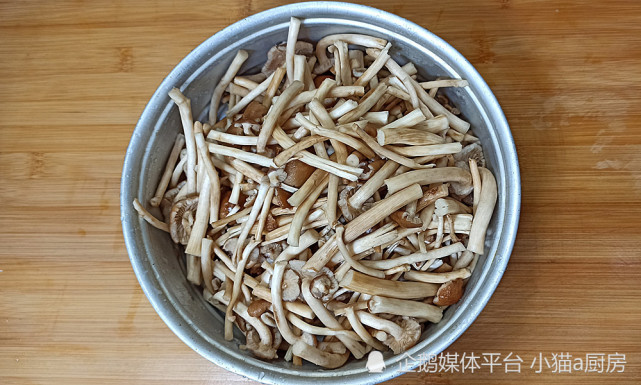 茶树菇这样炒，鲜香扑鼻，清香爽口，好吃又下饭(图4)