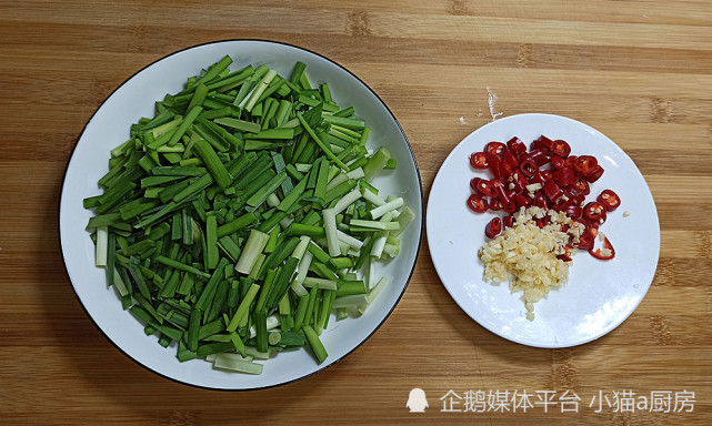 韭菜和猪肉一起做的“肉末韭菜”，每次炒一盘，就着米饭，瞬间光盘(图5)