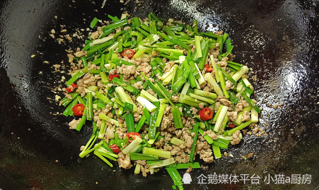 韭菜和猪肉一起做的“肉末韭菜”，每次炒一盘，就着米饭，瞬间光盘(图8)