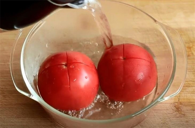 西红柿别再炒鸡蛋，试试这个新做法，连吃一周都不腻，太馋人了(图1)