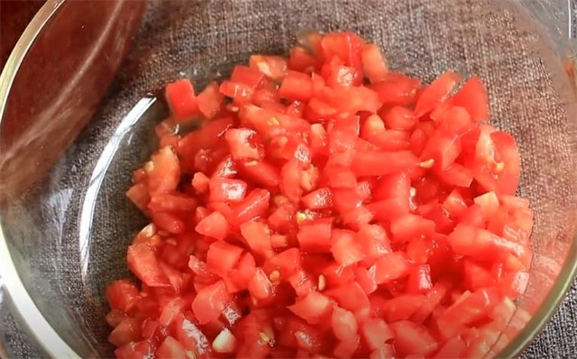 西红柿超好吃的做法，味道鲜美，10分钟就搞定，我家经常吃(图2)